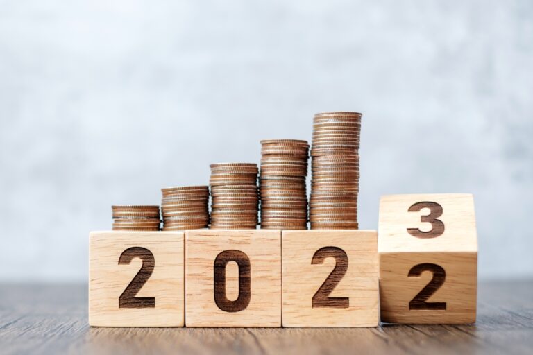 Hromádka mincí na čísle 2023, rok 2023 a vývoj akcií