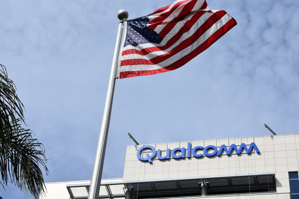 qualcomm budova s americkou vlajkou