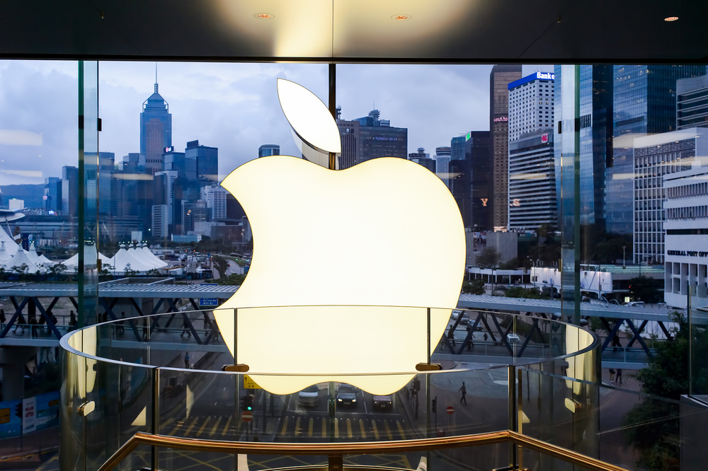 logo spolecnosti apple a v pozadi je vyhled na mesto