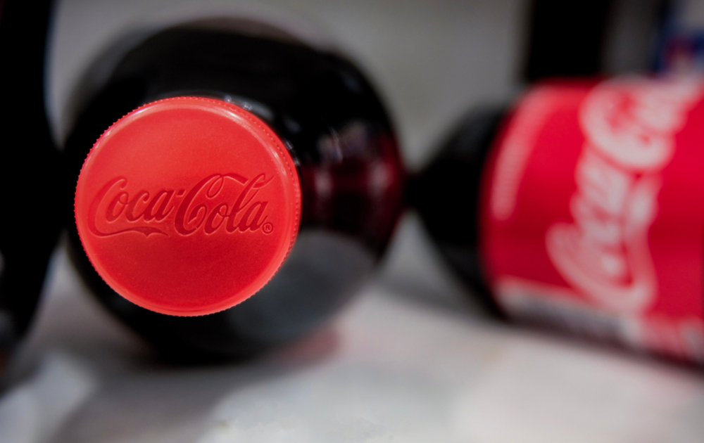 plasticke lahve nealkoholickeho napoje znacky coca cola