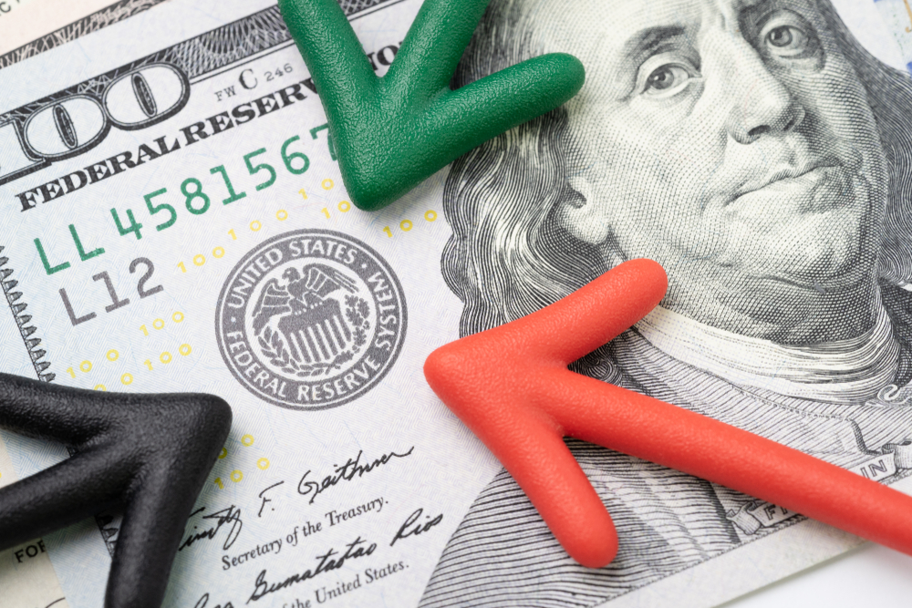 americky dolar a tri sipky smerujici k symbolu FEDU (federalni rezervni system v usa)