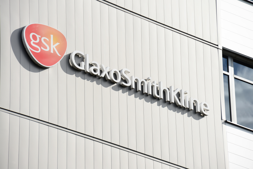 logo a budova farmaceuticke spolecnosti gsk
