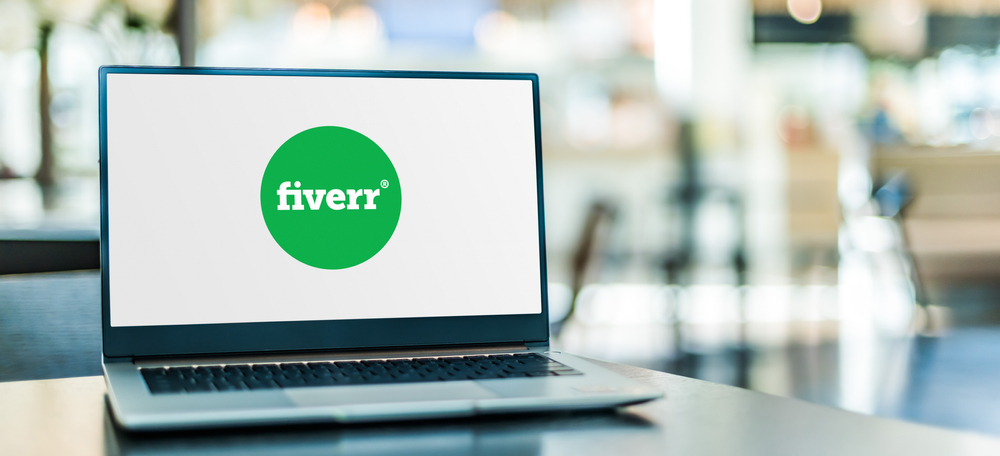 notebook zobrazujici logo spolecnosti fiverr