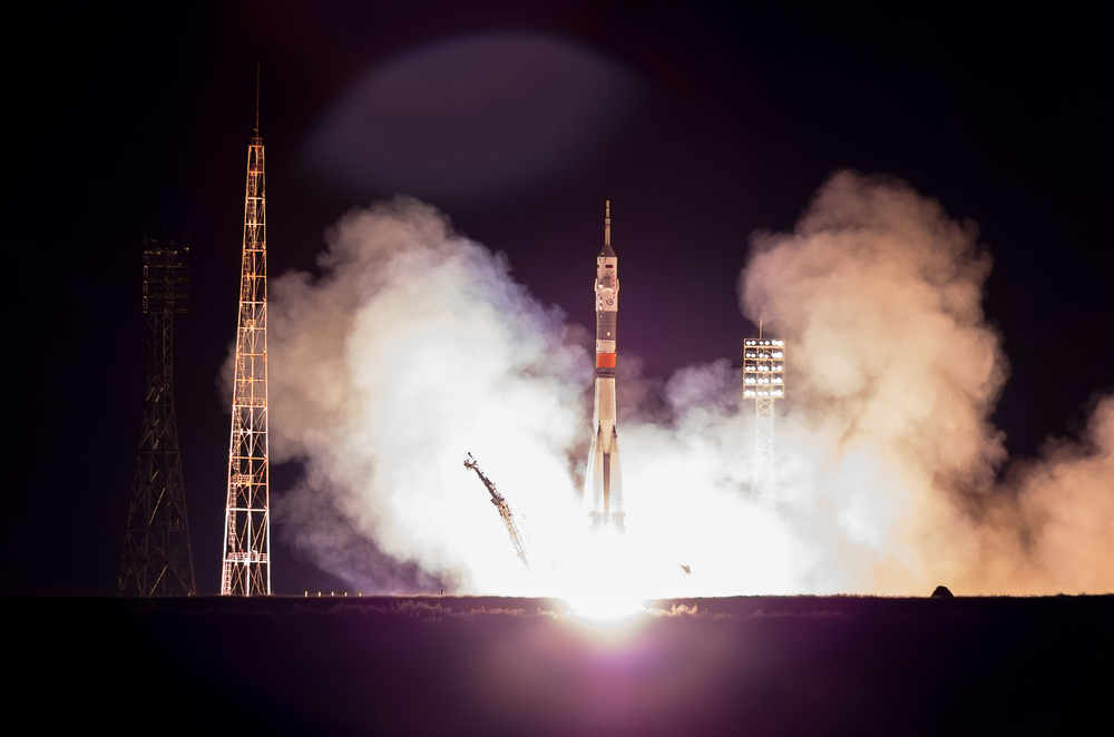 Kosmická loď Sojuz na startovací rampě. Kosmodrom Bajkonur v Kazachstánu