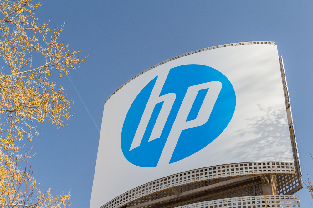 logo americke spolecnosti hp na budove