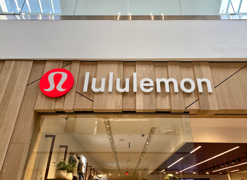 Výloha butiku s oblečením značky Lululemon v nákupním centru.