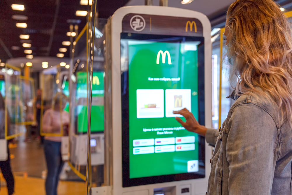 Dívka si objedná jídlo na kiosku McDonalds