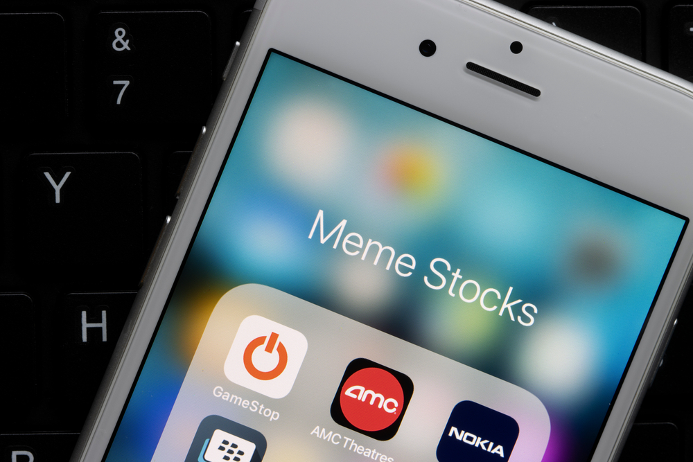 Ikony aplikací GameStop, AMC Theatres, Nokia na iPhonu.