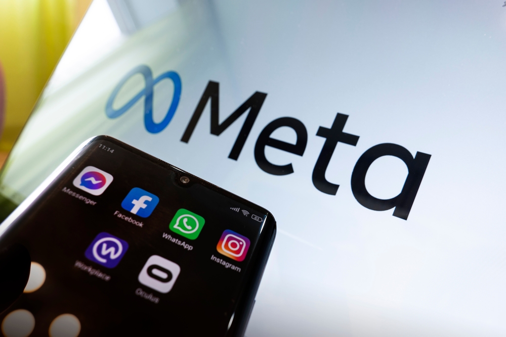 Různé ikony aplikací spadající pod Meta Platforms na černé obrazovce chytrého telefonu