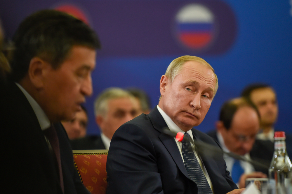 Ruský prezident Vladimir Putin naslouchá prezidentovi Kyrgyzstánu Sooronbayovi Jeenbekovovi během zasedání eurasijské hospodářské rady v arménském Jerevanu.