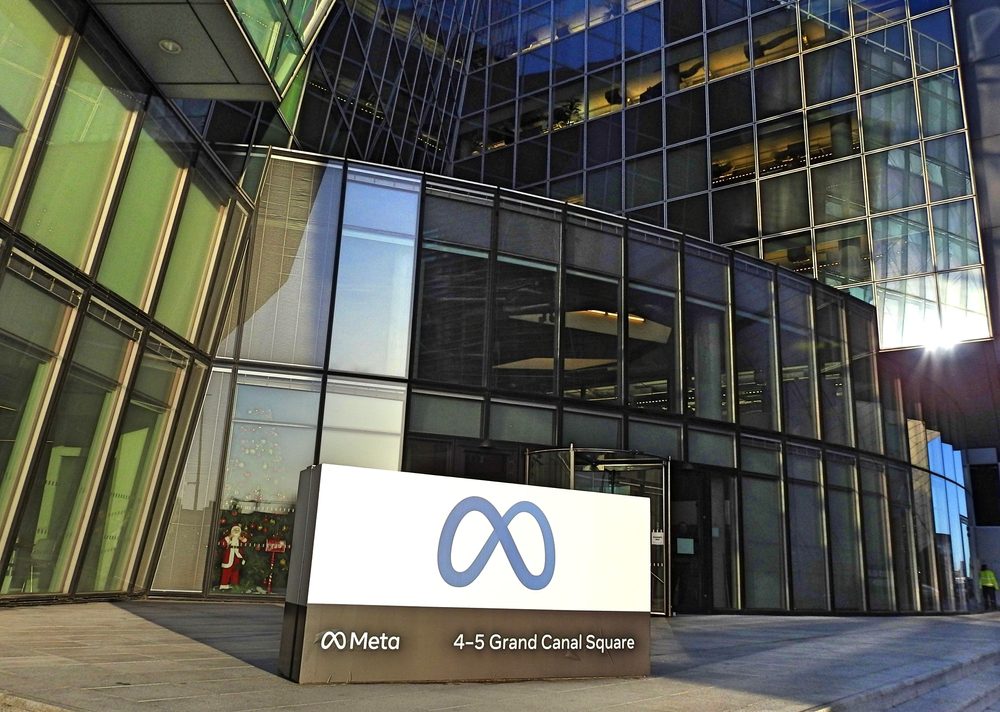 Logo společnosti Meta Platforms, její budova a evropské sídlo na dublinském náměstí Grand Canal