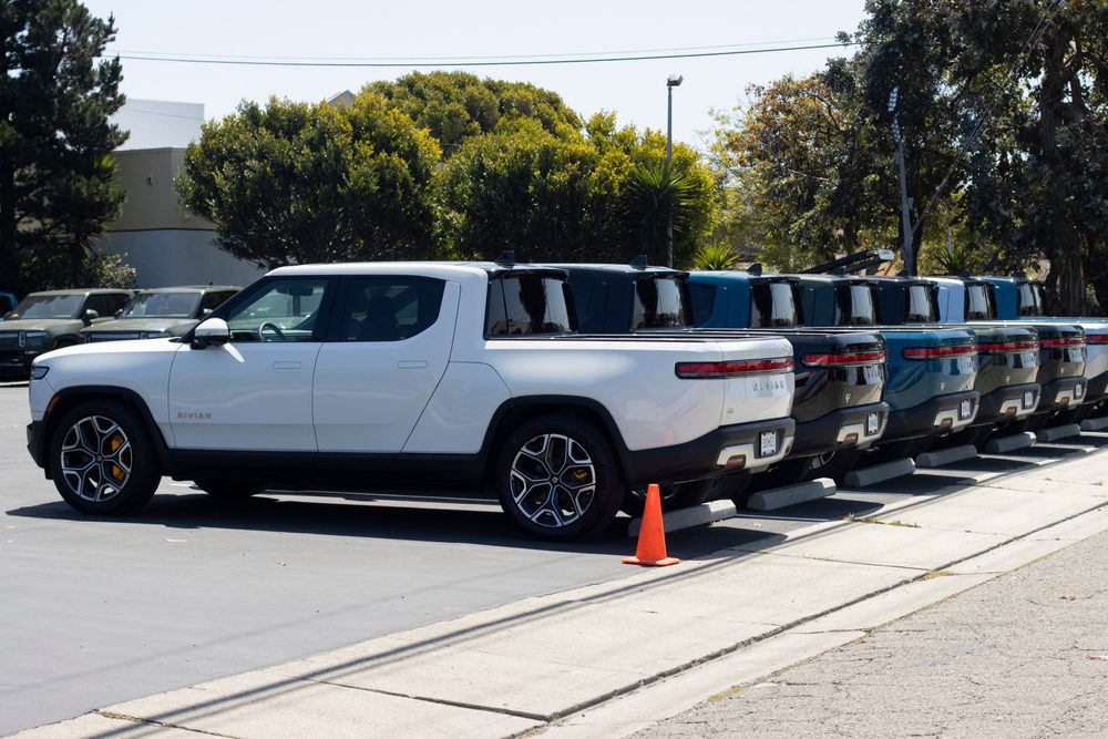 Nové vozy Rivian R1T v servisním středisku Rivian v San Franciscu v Kalifornii