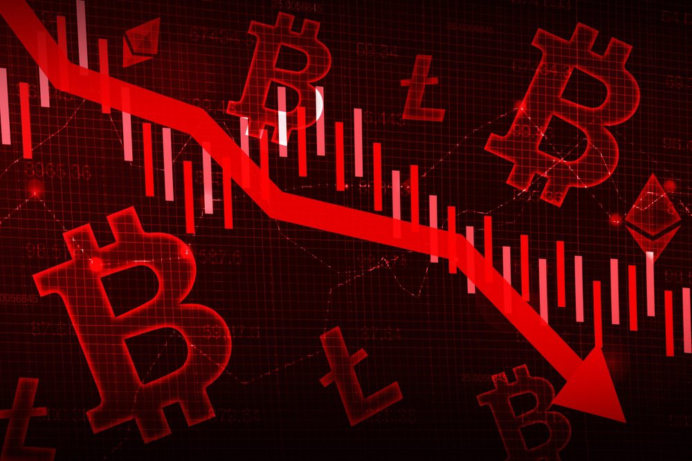 Červené pozadí, symbol Bitcoinu a klesající červená šipka, koncept klesajících cen mezi kryptoměnami