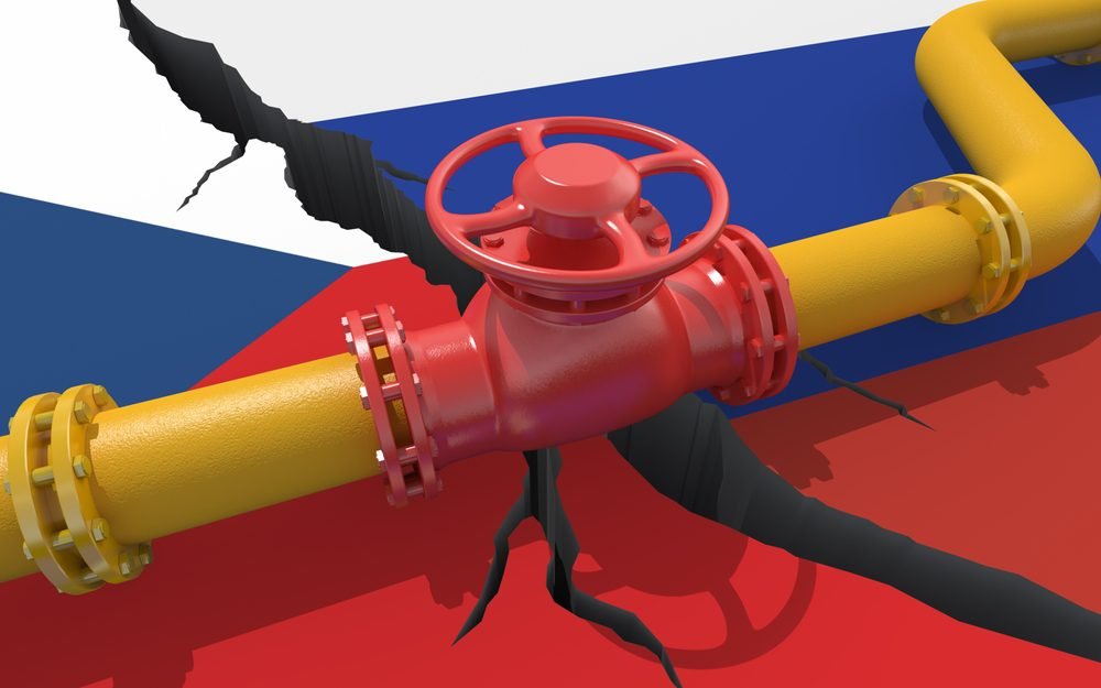 Plynovod, a na pozadí vlajky Ruska a České republiky. Finanční sankce a energetické embargo vůči Rusku