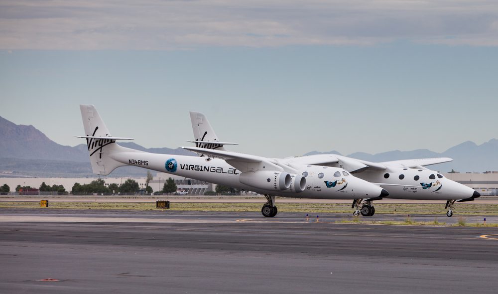 Společnost Virgin Galactic a její kosmický letoun White Knight Two na mezinárodním letišti v El Pasu
