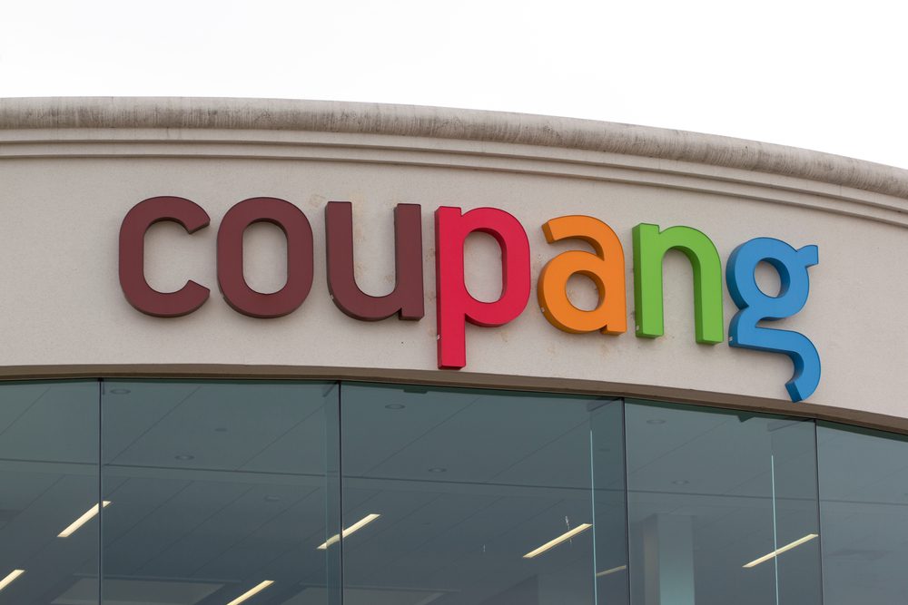 Logo společnosti Coupang na budově v Mountain View. Coupang je jihokorejská společnost zabývající se e-commerce