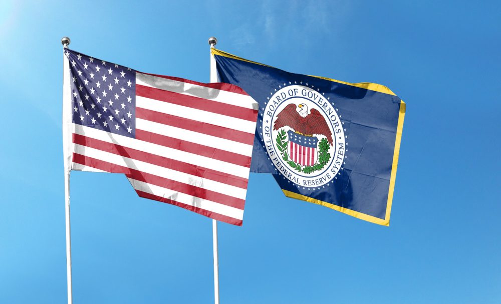 Vlajky USA a Fedu, v pozadí modré nebe