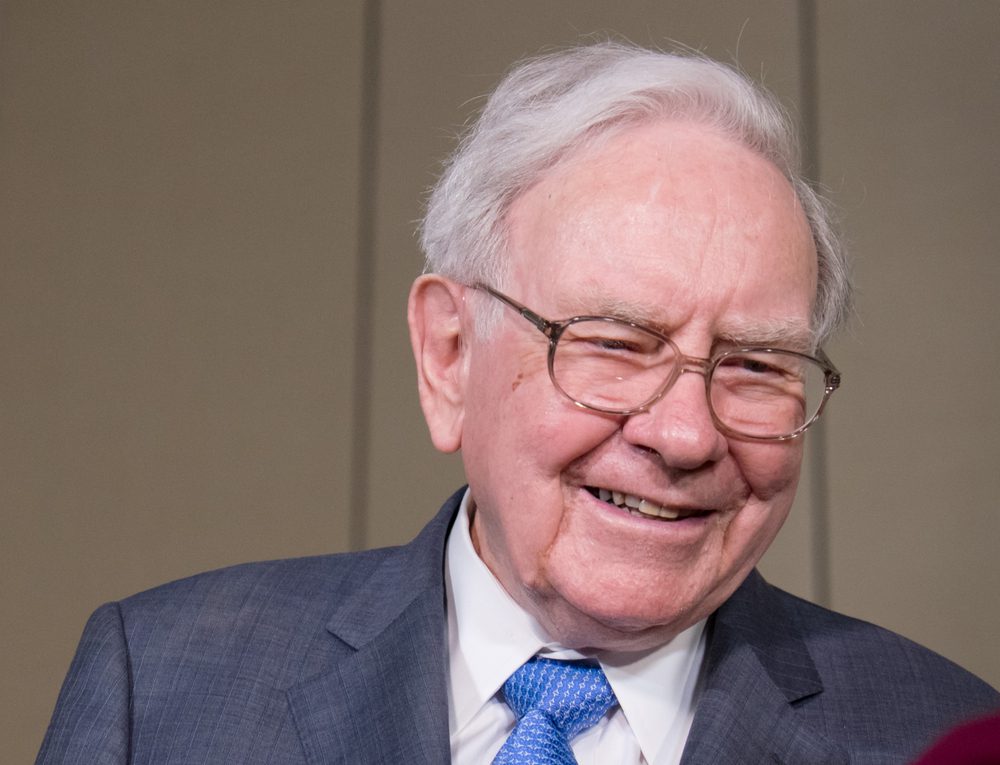 Warren Buffett při rozhovoru po výročním setkání akcionářů společnosti Berkshire Hathaway, které se konalo v CenturyLink Center v Omaze