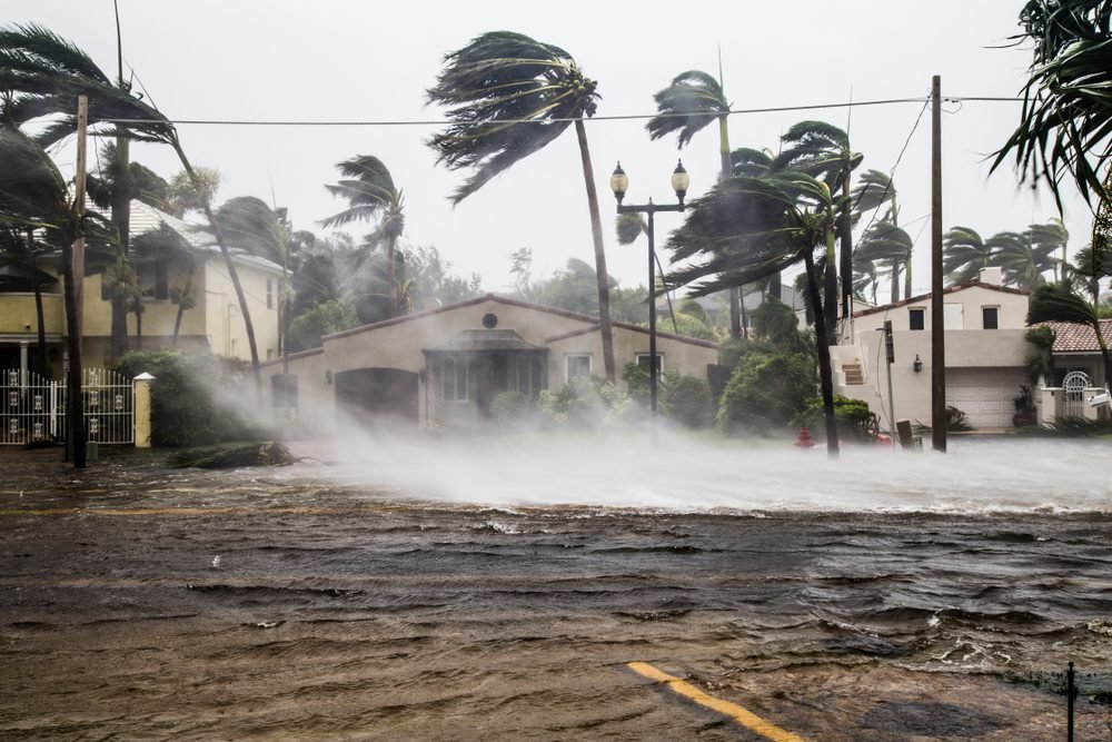 Zaplavená ulice po katastrofálním hurikánu Ian zasáhla Fort Lauderdale, FL.