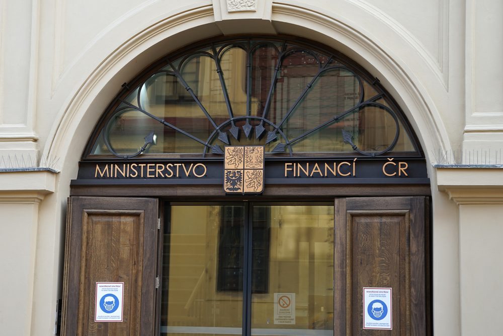 Hlavní vchod do budovy Ministerstva financí České republiky