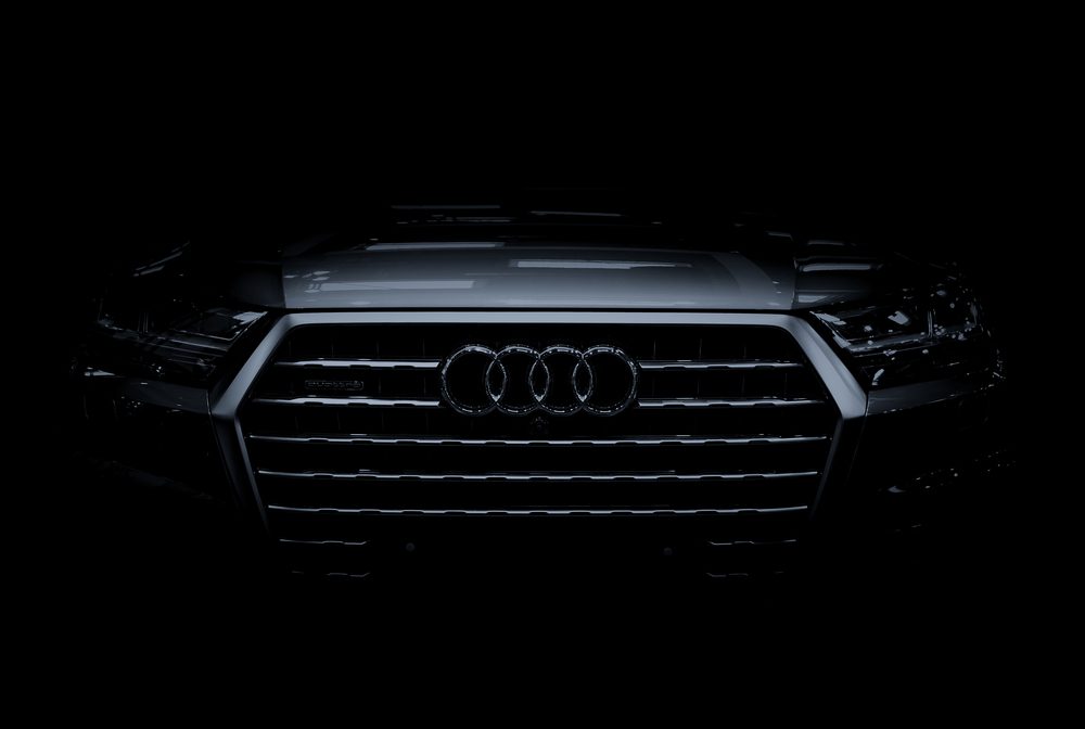 Nové Audi Q7 ve tmě. Černé pozadí