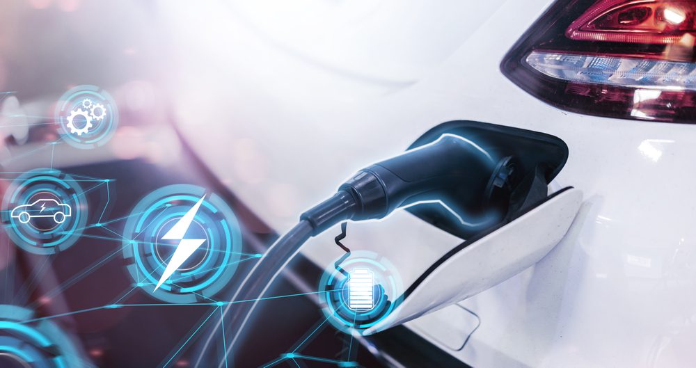 Elektrické auto a napájecí kabel zapojen do auta