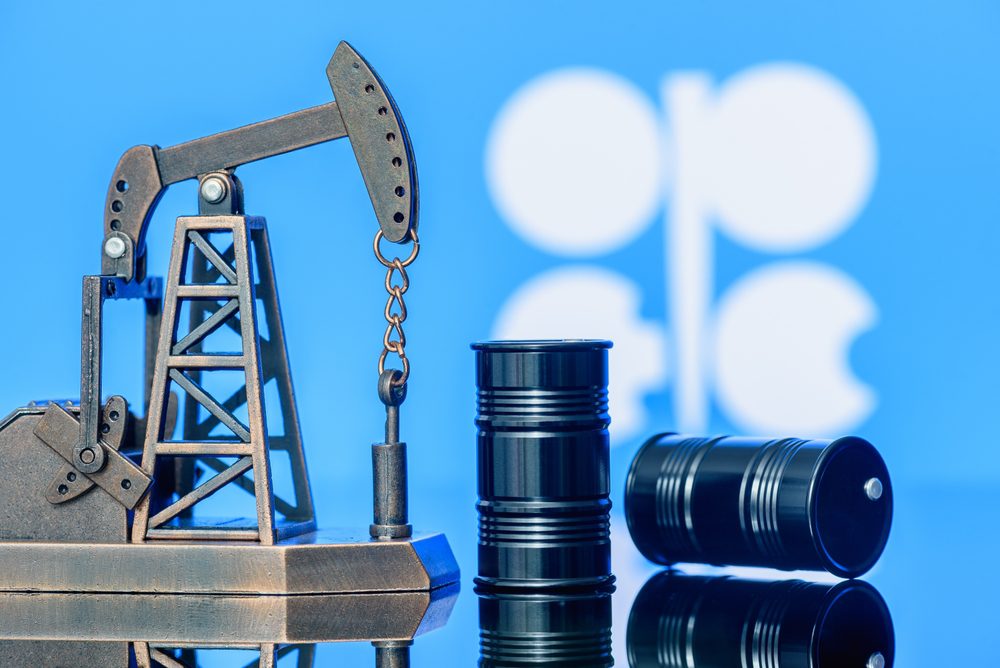 Čerpadlo a vlajka OPEC, Organizace zemí vyvážejících ropu, koncept světové produkce ropy