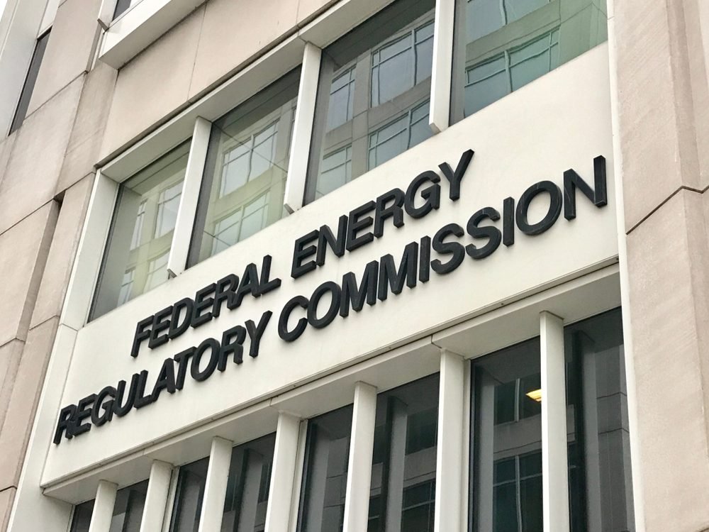 FERC - FEDERAL ENERGY REGULATORY COMMISSION - nápis u vchodu do budovy