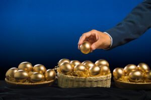 Investor rozděluje zlatá vejce do několika košíků. Koncept diverzifikace investic